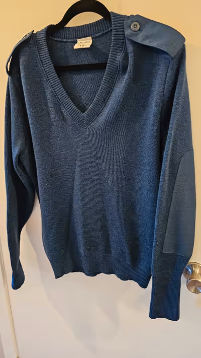 New canada military issue wool sweater navy blue, men's size medium. Madd in canad 100% wool