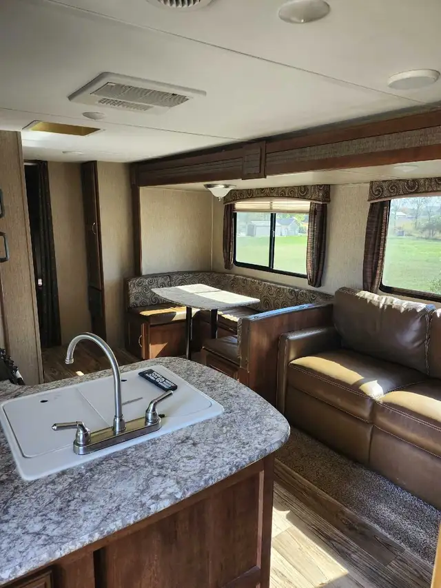 Passport 32' Travel Trailer in Travel Trailers & Campers in Kingston - Image 8