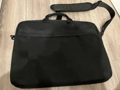 Selling a 17-inch laptop bag in excellent condition. Very clean inside and out, only lightly used. •...