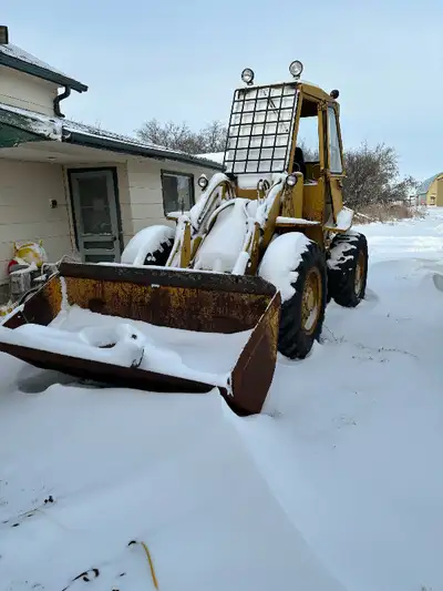 - Articulating yard and a half bucket - Good Condition - Runs Perfect NO TEXT OR EMAIL CALL ONLY 306...