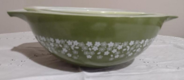 Pyrex Spring Blossom Crazy Daisy nesting bowls in Kitchen & Dining Wares in City of Toronto - Image 3