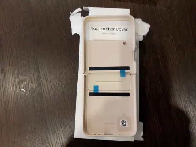 SAMSUNG Galaxy Z Flip4 Flap Leather Cover, Protective in Cell Phone Accessories in St. Catharines - Image 4