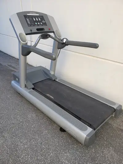 Get your heart pumping with this LifeFitness 95Ti treadmill, designed for serious workouts! This tre...