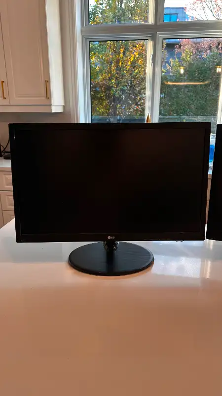 Pair Of 23-Inch LG Monitor in Monitors in City of Montréal - Image 3