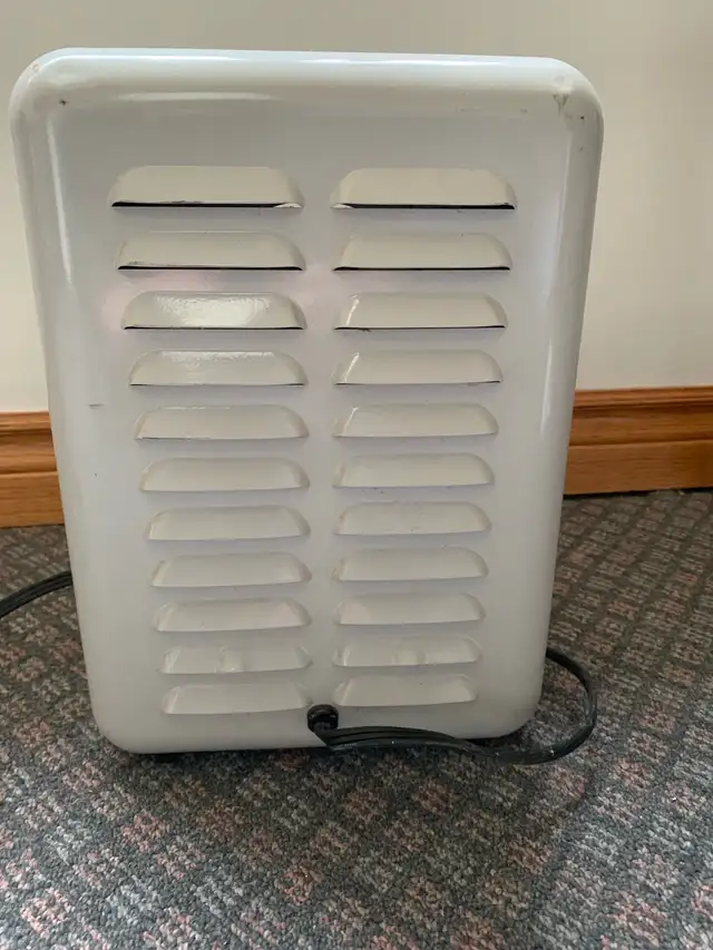 UBER HAUS 1500W Utility Space Heater in Heaters, Humidifiers & Dehumidifiers in Norfolk County - Image 4
