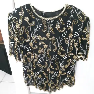 BELLE BLOUSE NEUVE CHIQUE NOIR GOLD+ARGENT GR SMALL FEMME $15.00, View more