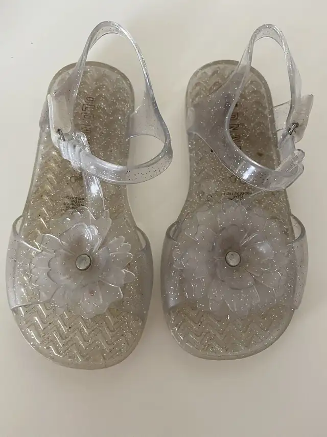 Size 9 Toddler Clear Sandals  in Clothing - 4T in Winnipeg - Image 2