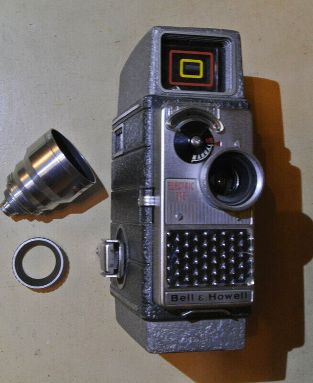 Vintage Bell and Howell 8mm Film Camera with telephoto and film dans Appareils photo et caméras  à Cambridge - Image 2