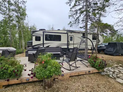 mid-unit bunkhouse Sleeps 7 3 slide outs Fiberglass exterior Length 37.4 ft Weight 9,726 lbs Trailer...