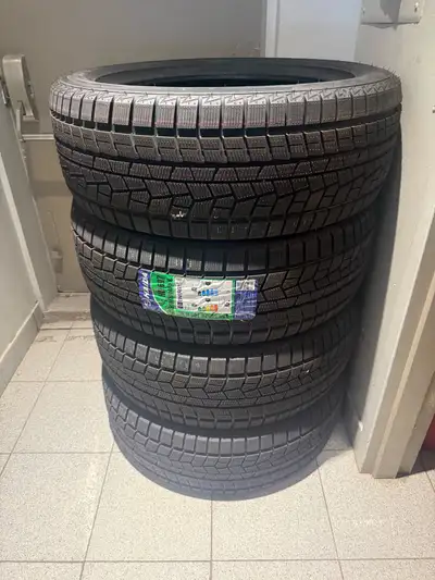 Je vends quatre pneus neufs Haida HD 697, dimensions 255/50R20 109 H XL, parfaits pour affronter les...
