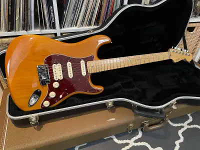 MINT, not a scratch on it, 2006 diamond anniversary, comes with hard case. Frets are nice and polish...
