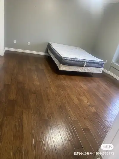 No parking!The spacious master bedroom comes with an independent bathroom and a walk-in closet, suit...