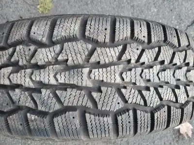 4 pneus hiver 215/65R16 hercules Avalanche en excellent état. PRIX 420$ nég.