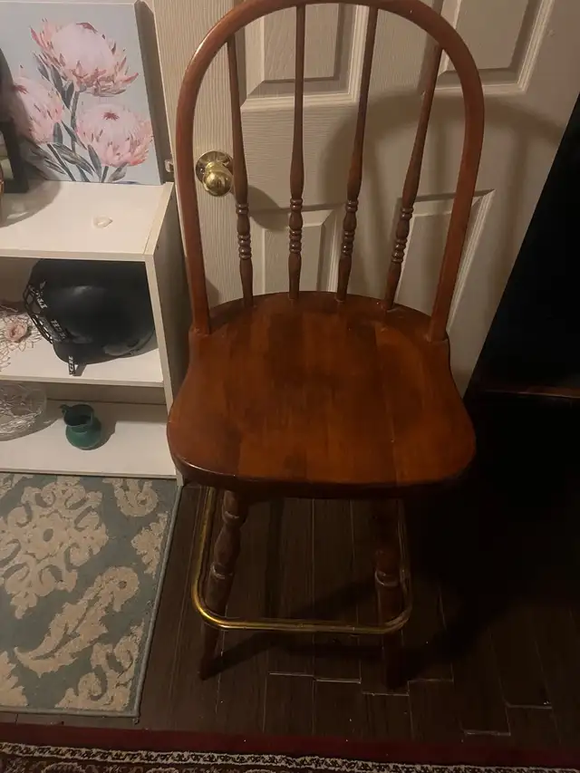 Rotating wood bar stool in Chairs & Recliners in Markham / York Region - Image 2