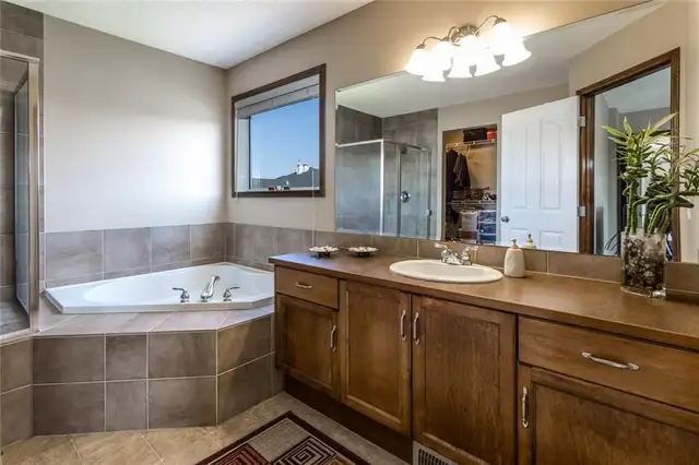 2-STOREY, 3 BED, 3.5 BATH, BONUS ROOM, ATTACHED GARAGE & DEVEOPE in Long Term Rentals in Calgary - Image 9