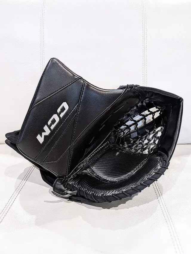 CCM Axis 2 590 Senior Pro Goalie Catcher in Hockey in City of Toronto - Image 2