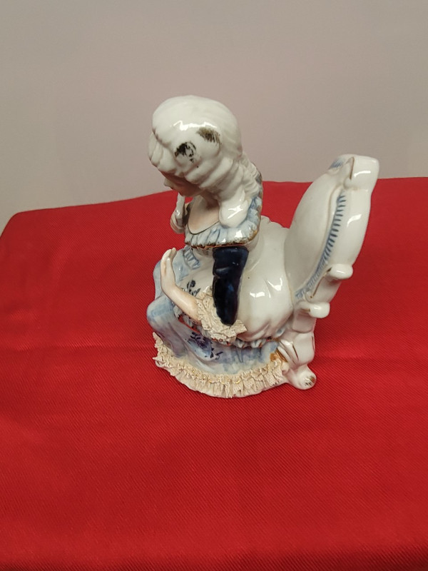 VTG Seated Blue & White Victorian Lady with Fan Figurine in Arts & Collectibles in Dartmouth - Image 3