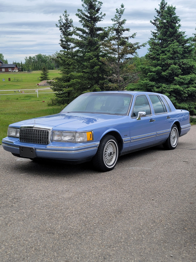 1994 Lincoln Towncar Executive in Cars & Trucks in Calgary - Image 2