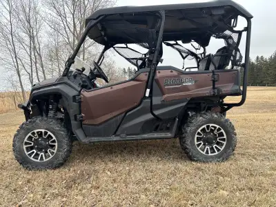 2020 Honda Pioneer 1000-5 2400Km 241 Hrs Fox shocks Full alum skid plating Big horn tires LED lights...