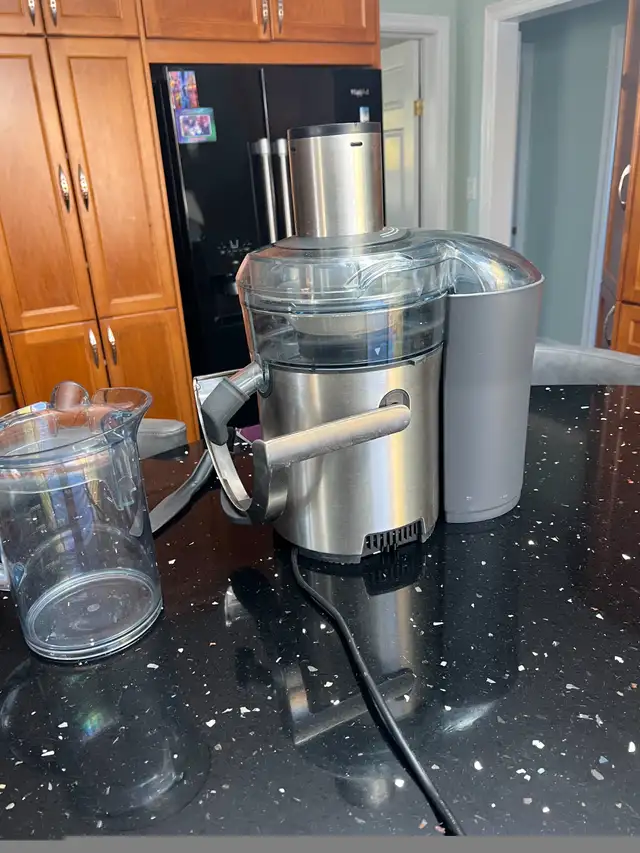 Breville Juicer in Processors, Blenders & Juicers in Hamilton - Image 6