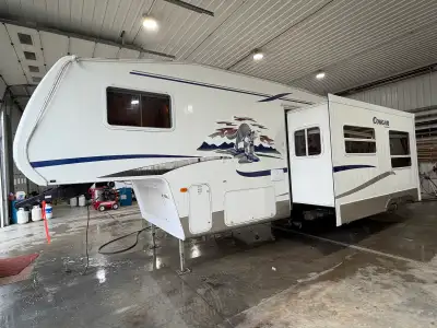2005 KEYSTONE COUGAR 314QBS 5TH WHEEL. Hardwall, slide out, awning, power jacks, sleeps 10, front qu...