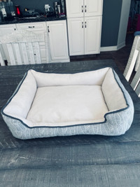 "Whisker City" pet bed in great condition & clean - 22"x17"