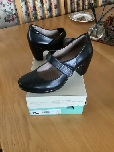 Naturalizer Chaussures en cuir, View more