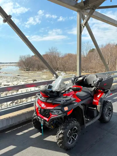 -1250km au compteur (comme neuf!) -full equip (coffre, winch, mirroirs, visière, poignées chauffante...