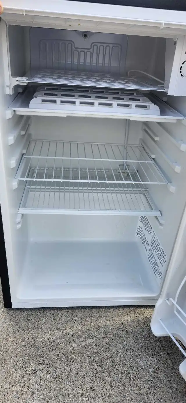 Small fridge chef (w20"/d22"/ h32"). in Refrigerators in Mississauga / Peel Region - Image 8