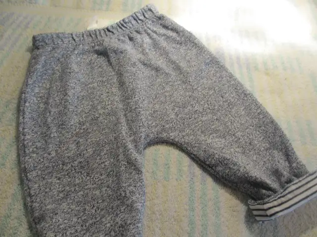 Pantalons réversibles Baby Gap 3-6 mois (C205) in Clothing - 3-6 Months in City of Montréal - Image 2