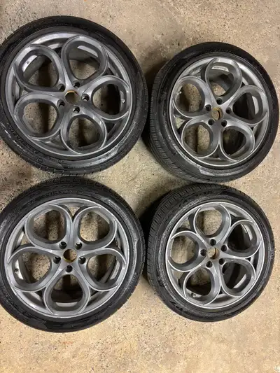 Set of 225/45R18 95h Pirelli Cinturato P7 all season Run flat with replica Alfa Romeo Giulia mags co...