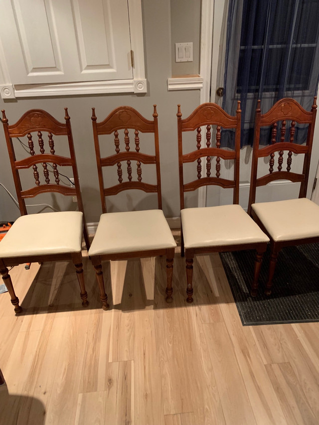  Table and 4 chairs  in Dining Tables & Sets in New Glasgow - Image 2