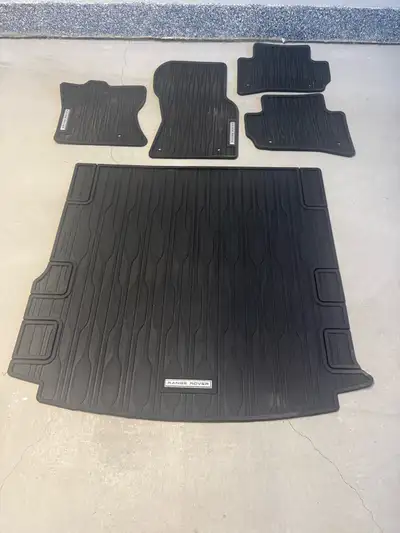 Cet ensemble complet de tapis de sol en caoutchouc d'origine pour Range Rover volar 2024 offre une p...