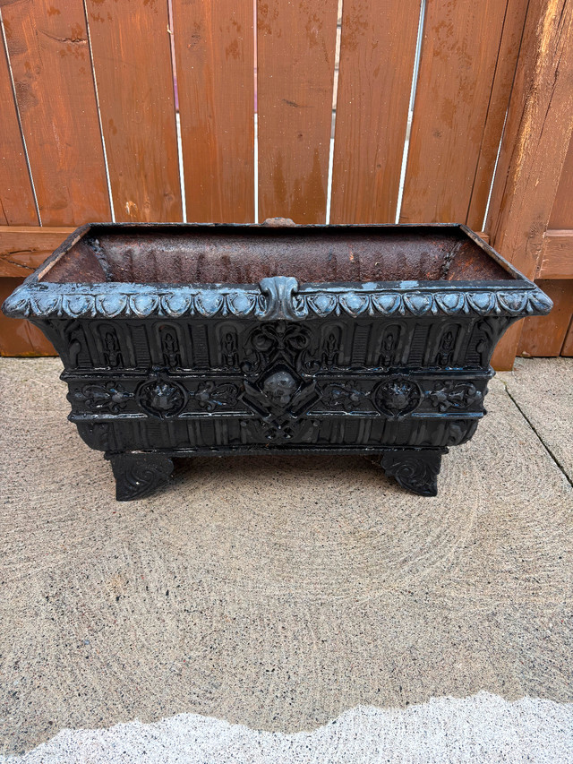 Cast iron Victorian planter in Outdoor Décor in Windsor Region
