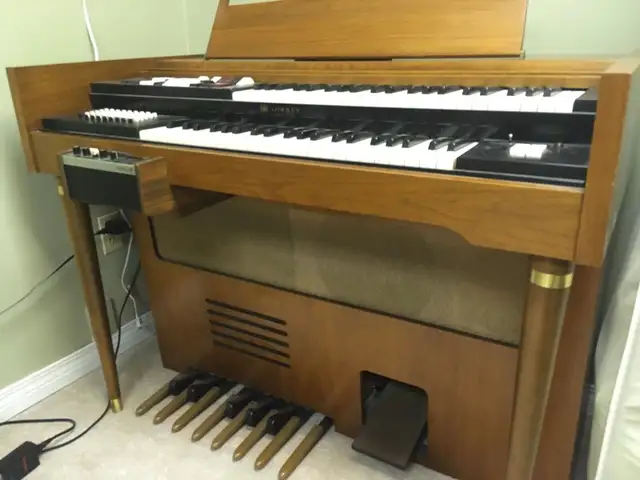 Lowrey holiday deluxe LSL model organ in Pianos & Keyboards in Calgary - Image 4