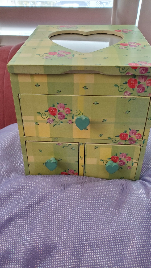 Wooden Jewelley Box with pink lining in Jewellery & Watches in Markham / York Region