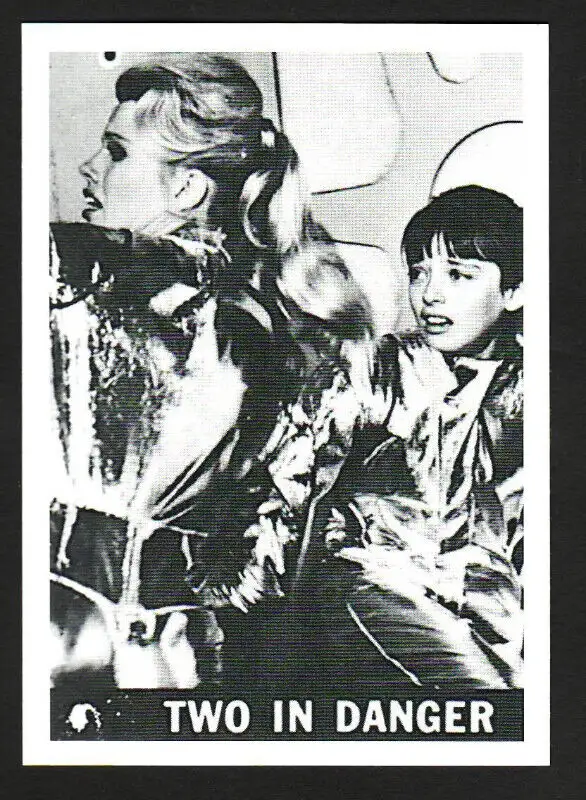 LOST IN SPACE RITTENHOUSE REPRINT CHASE CARD 16 TWO IN DANGER in Arts & Collectibles in Oakville / Halton Region - Image 2