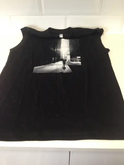sz medium sleeveless t shirt new $5