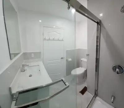 2 Bedroom, 2 Washroom Unit (Queen and Bathurst)
