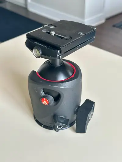 * Excellent condition tripod ball head. * Italian made Manfrotto brand * 33.1 lb load capacity * Com...