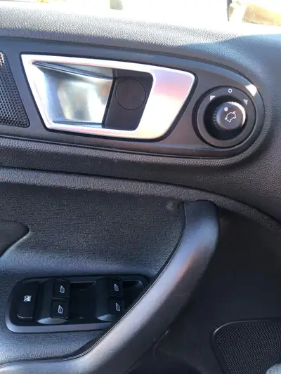 Je vends ma Ford Fiesta 2015, une voiture compacte et fiable, parfaite pour la ville et les longs tr...