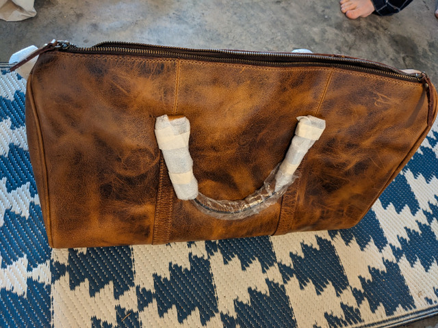 Rustic leather duffle travel bag in Men's in Campbell River - Image 2
