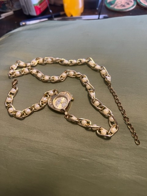 26 inch pearl and gold tone watch new never used in Jewellery & Watches in Norfolk County