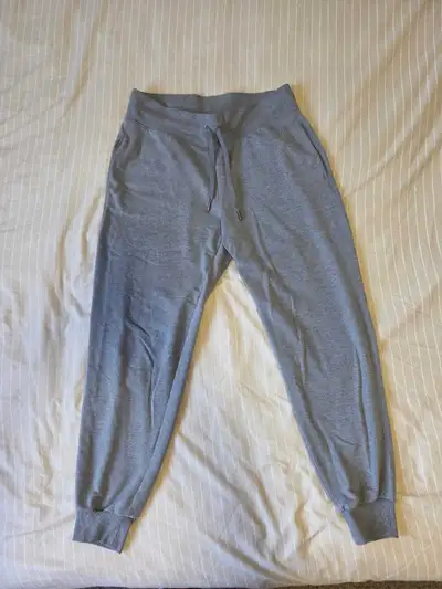 Get ready to lounge or workout in these gently used Tuff Athletics joggers, size medium. These styli...