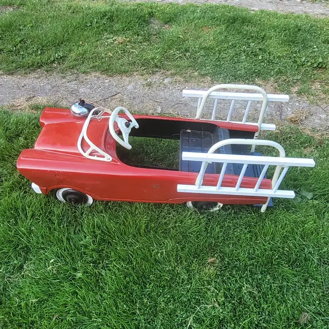 1960s Murray Super Deluxe Fire Truck Pedal Car Hook and Ladder in Arts & Collectibles in Kingston - Image 9