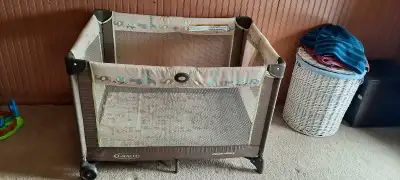 Graco play pen, with bassinet bed and carry bag Good condition. Asking $40.0]