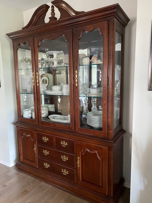 Thomasville Buffet and Hutch Combination Like New!!!!! Hutches