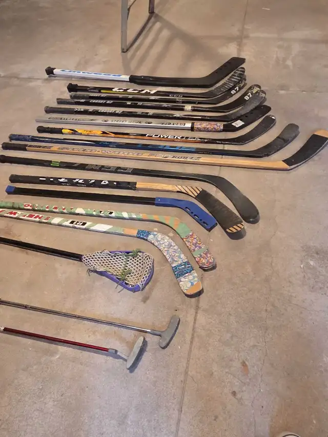 hockey sticks youth. left and right handed in Hockey in St. Catharines - Image 4