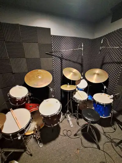 Small music rehearsal space for rent. Perfect for drummers, solo musicians, producers, DJ's or any o...