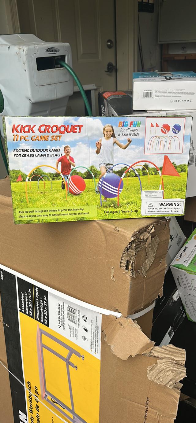 Kick croquet 11 pc game set - new in box in Toys & Games in Sarnia